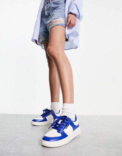 Sneakers stile basketball acceso - Monki - Modalova