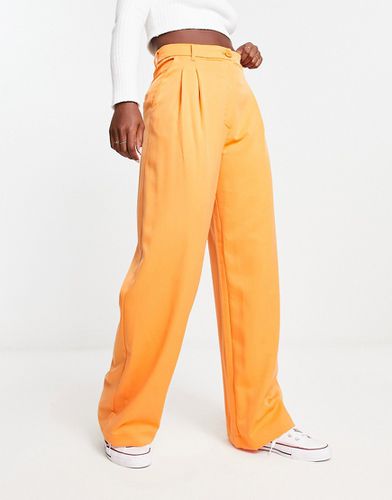 Pantaloni a vita alta arancioni con pieghe sul davanti - Monki - Modalova