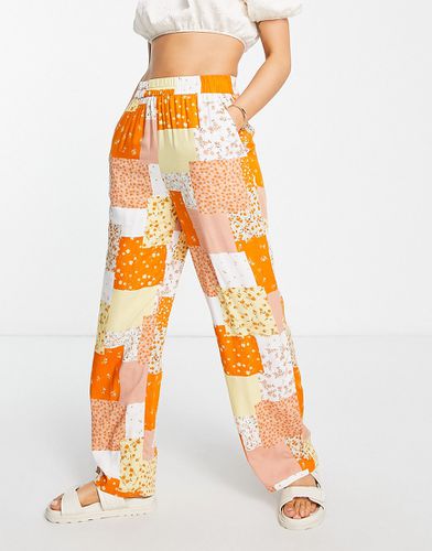 Pantaloni arancioni con motivo patchwork stampato - Monki - Modalova