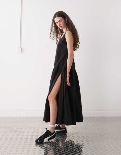 Robe longue et fluide à volants étagés avec dos échancré à détail noué - Monki - Modalova
