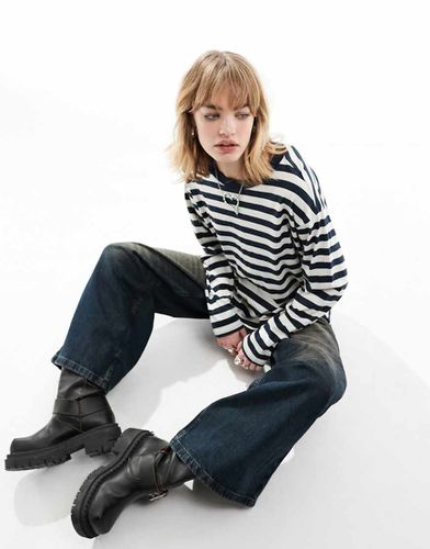 Top a maniche lunghe a righe blu navy e bianco sporco - Monki - Modalova