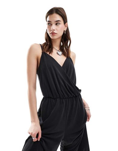 Tuta jumpsuit drappeggiata a portafoglio a fondo ampio con spalline sottili nera - Monki - Modalova