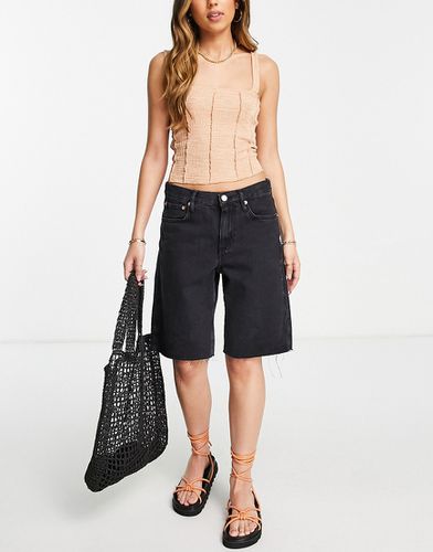 Pantaloncini di jeans stile bermuda taglio lungo neri con fondo grezzo - Mango - Modalova