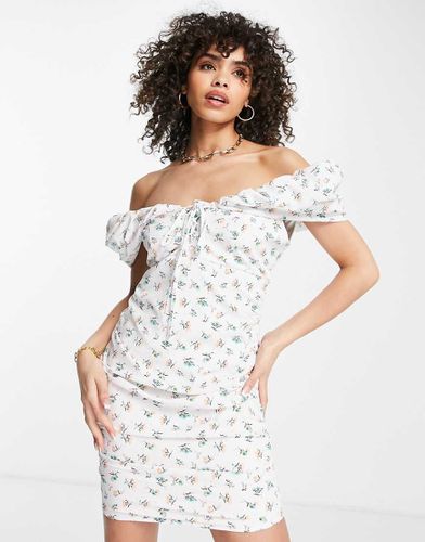 Vestito corto a fiori con scollo Bardot, maniche a sbuffo e allacciatura sul davanti - Missguided - Modalova