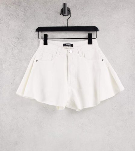 Mom shorts di jeans con fondo grezzo, colore - Missguided - Modalova