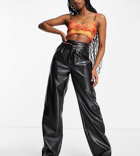 Pantaloni in pelle sintetica nera con fascia in vita con cut-out - Missguided - Modalova