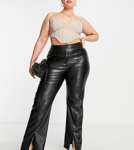 Pantaloni in pelle sintetica nera con spacco sul fondo - Missguided Plus - Modalova