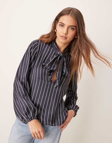 Camicia in raso blu navy gessato con fiocco - Miss Selfridge - Modalova