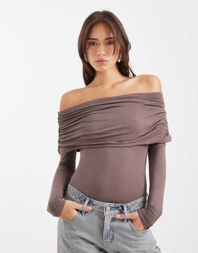 Body avec encolure Bardot asymétrique - Champignon - Miss Selfridge - Modalova