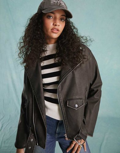 Giacca stile motociclista imbottita in pelle sintetica oversize slavato - Miss Selfridge - Modalova