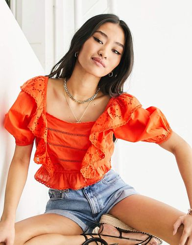 Festival - Crop top bruciato con volant in pizzo sangallo - Miss Selfridge - Modalova