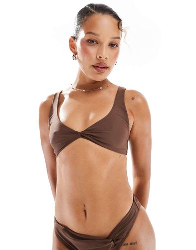 Haut de bikini façon crop top avec détail torsadé à l'avant - Chocolat - Miss Selfridge - Modalova