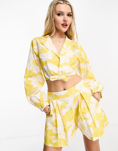 Pantaloncini gialli con stampa a fiori tropicali in coordinato - Miss Selfridge - Modalova