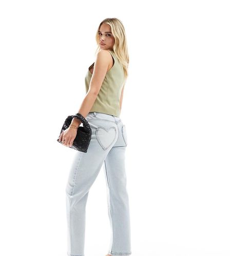 Jeans dritti lavaggio candeggiato con tasche a forma di cuore - Miss Selfridge Petite - Modalova