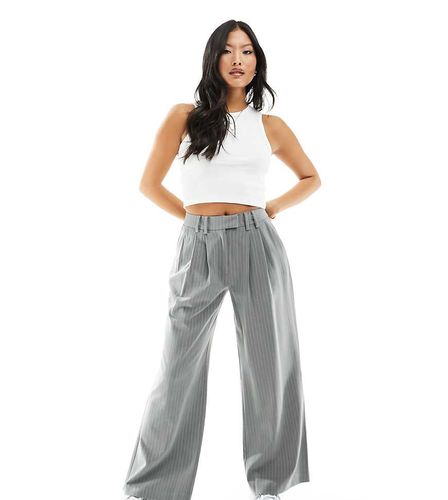 Pantaloni a fondo ampio extra larghi grigi gessati - Miss Selfridge Petite - Modalova