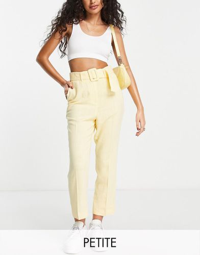 Petite - Pantaloni affusolati in misto lino gialli con cintura - Miss Selfridge - Modalova