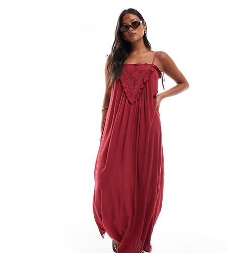 Robe nuisette longue en satin avec détails en dentelle - Miss Selfridge Petite - Modalova