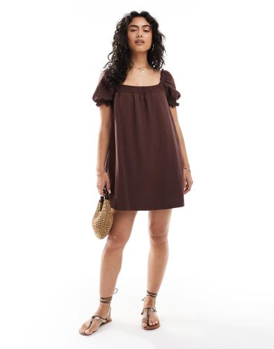 Robe babydoll courte en crépon avec fronces - Chocolat - Miss Selfridge - Modalova