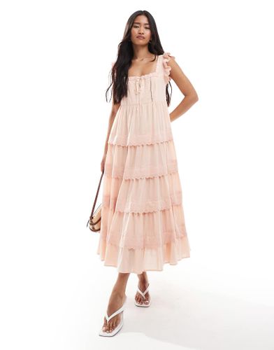 Robe babydoll longue bordée de dentelle en broderie anglaise - Pêche - Miss Selfridge - Modalova