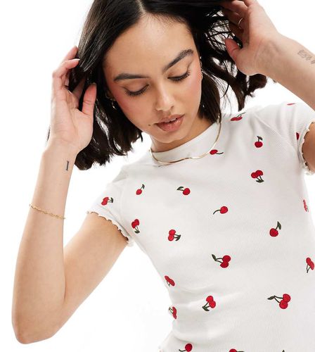 T-shirt a maniche corte bianca con ciliegie ricamate e volant sulle maniche - Miss Selfridge - Modalova