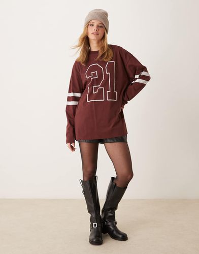 T-shirt a maniche lunghe color cioccolato con grafica stile college - Miss Selfridge - Modalova