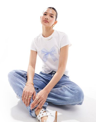 T-shirt bianca con fiocco blu a quadretti - Miss Selfridge - Modalova