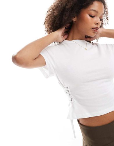 T-shirt bianca a maniche corte con allacciatura laterale - Miss Selfridge - Modalova