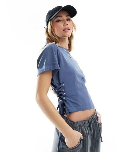 T-shirt blu slavato a maniche corte con allacciatura laterale - Miss Selfridge - Modalova