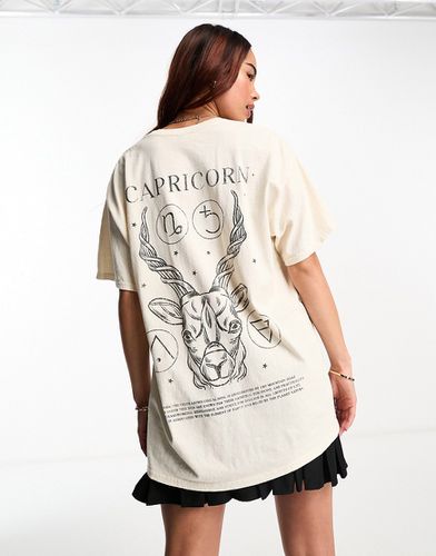 T-shirt oversize écru con stampa del segno zodiacale del capricorno - Miss Selfridge - Modalova