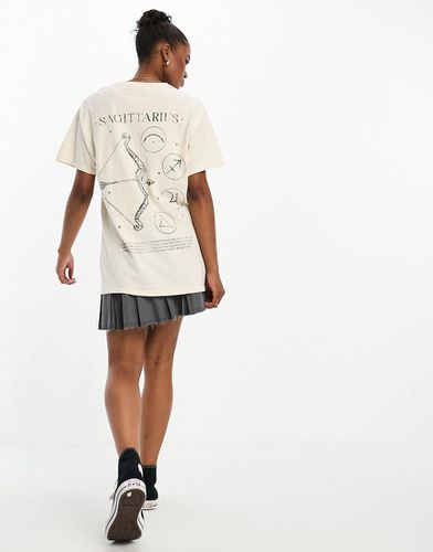 T-shirt oversize écru con stampa del segno zodiacale del sagittario - Miss Selfridge - Modalova