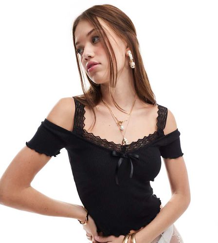 Top a maniche corte con inserti in pizzo - Miss Selfridge - Modalova