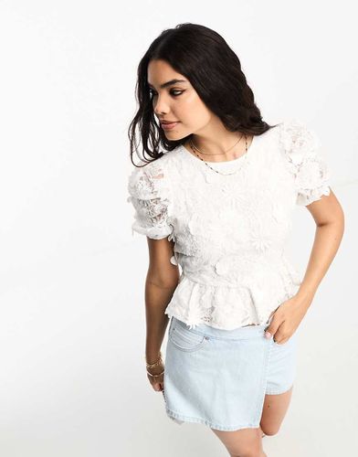 Top con maniche a sbuffo e fiori in 3D color avorio - Miss Selfridge - Modalova