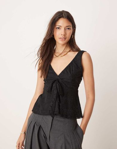 Top in pizzo con fiocco e peplo - Miss Selfridge - Modalova