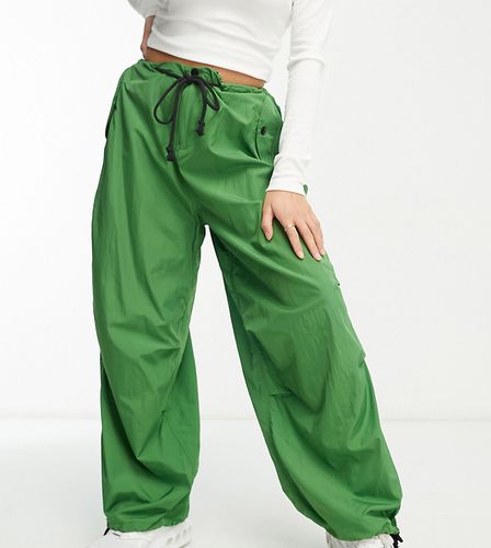 Pantaloni verdi stile paracadutista con coulisse - Noisy May Petite - Modalova