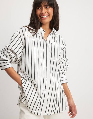 X Laura Jane Stone - Camicia oversize nera e bianca a righe con polsini alti - NA-KD - Modalova