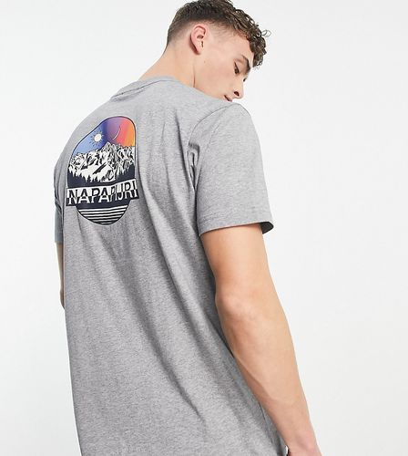 Quintino - T-shirt grigia con stampa sul retro - In esclusiva per ASOS - Napapijri - Modalova