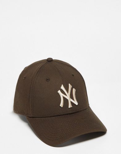 Forty NY - Cappellino unisex marrone con logo bianco sporco - New Era - Modalova