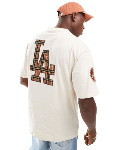 MLB - T-shirt beige con stampa a contrasto a quadri scozzesi - New Era - Modalova