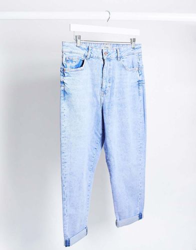 Mom jeans che esaltano il punto vita lavaggio chiaro candeggiato - New Look - Modalova