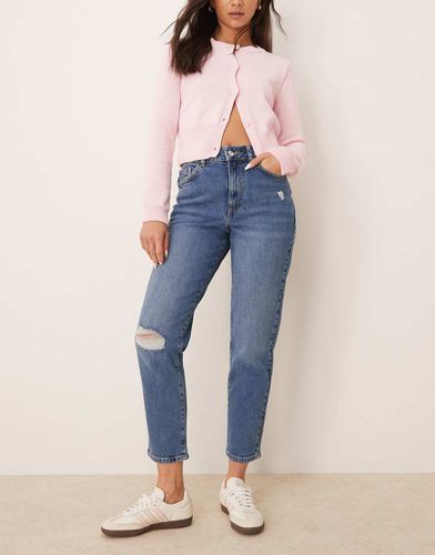 Mom jeans lavaggio scuro con strappi - New Look - Modalova