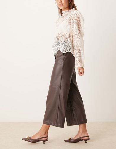 Pantaloni culottes con fondo ampio scuro in pelle sintetica - New Look - Modalova