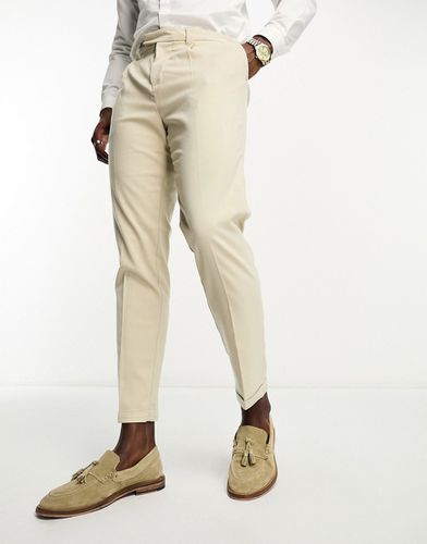 Pantaloni slim a pieghe color avena - New Look - Modalova