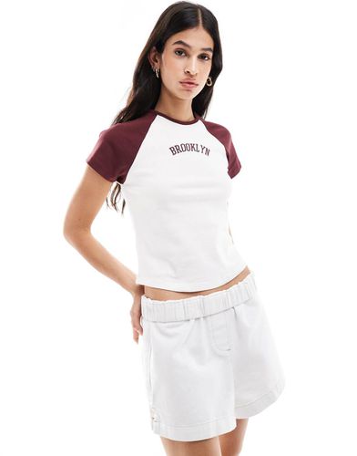 T-shirt bianca con maniche raglan e scritta Brooklyn - New Look - Modalova