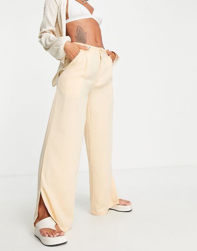 Pantaloni sartoriali a fondo ampio con vita alta e spacco sul fondo color limone - Neon Rose - Modalova