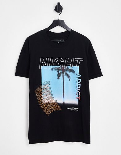 T-shirt nera con stampa tropicale sul petto - Night Addict - Modalova