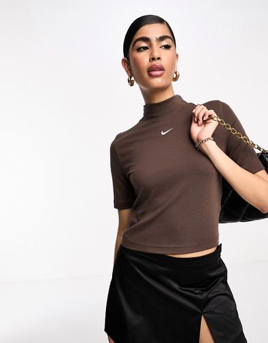 T-shirt marrone barocco a coste con logo piccolo e collo alto - Nike - Modalova