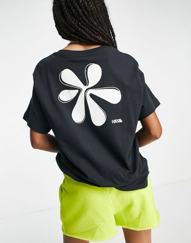 T-shirt nera con logo con fiore sul retro - Nike - Modalova