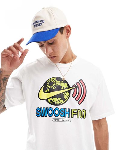 T-shirt bianca unisex con stampa del logo con onde radio - Nike - Modalova