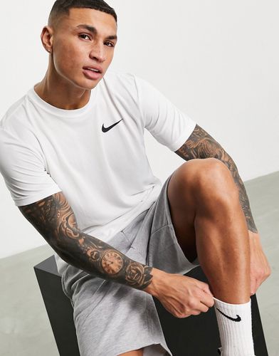 Tall - Superset - T-shirt bianca in tessuto Dri-FIT - Nike Training - Modalova