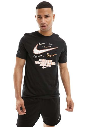 Dri-FIT - T-shirt nera con grafica - Nike Training - Modalova